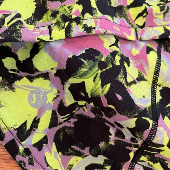 Lululemon Speed Up Low-Rise Lined Short 2.5” - Size 8 - Picture 4 of 5